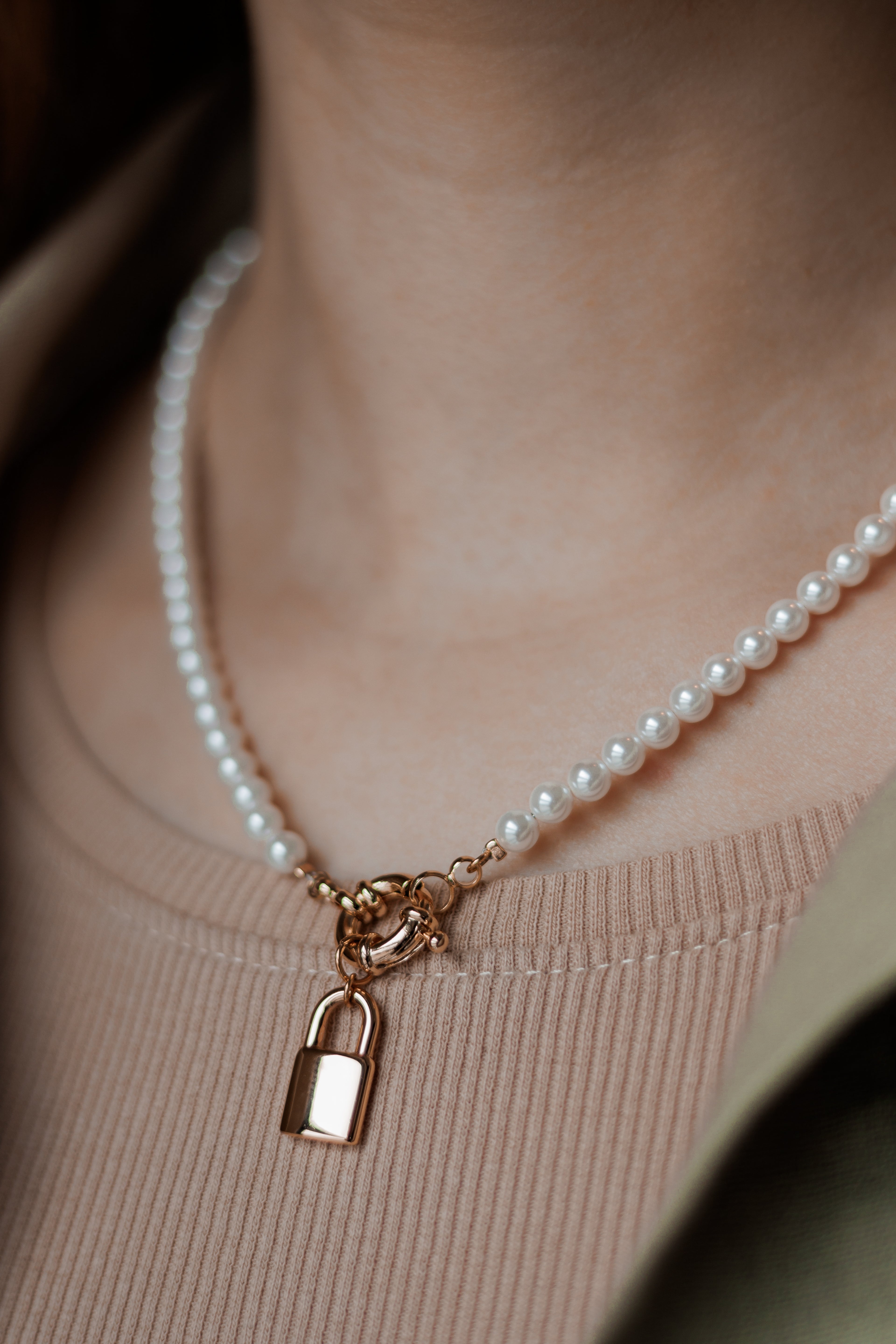 Sedy Jewelry Pearl Beaded Necklace with Gold or Rhodium Lock Pendant