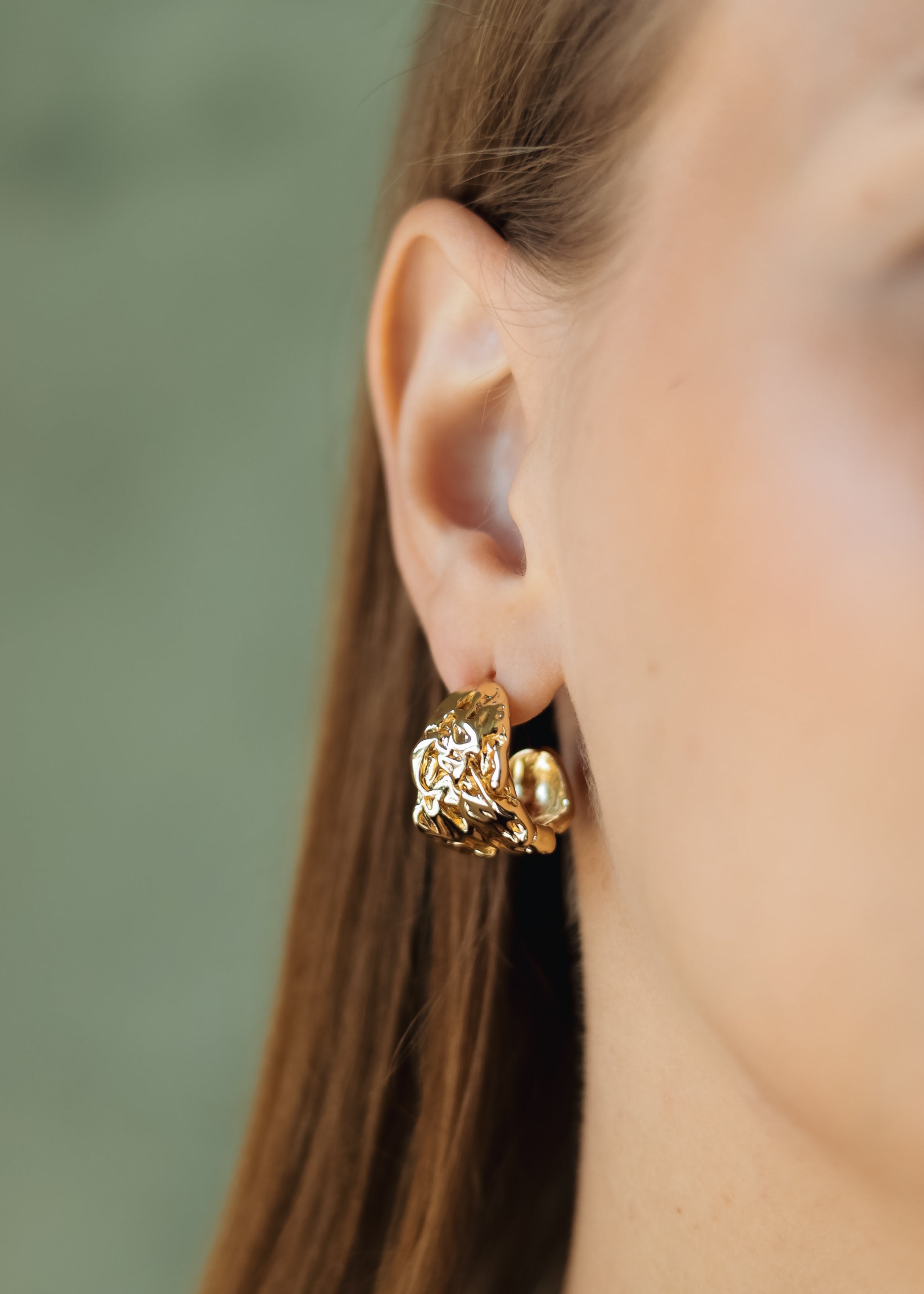 Sedy Jewelry Gold-Plated Textured Hoop Earrings – Modern Chunky Stud Design 2cm x 1.5cm