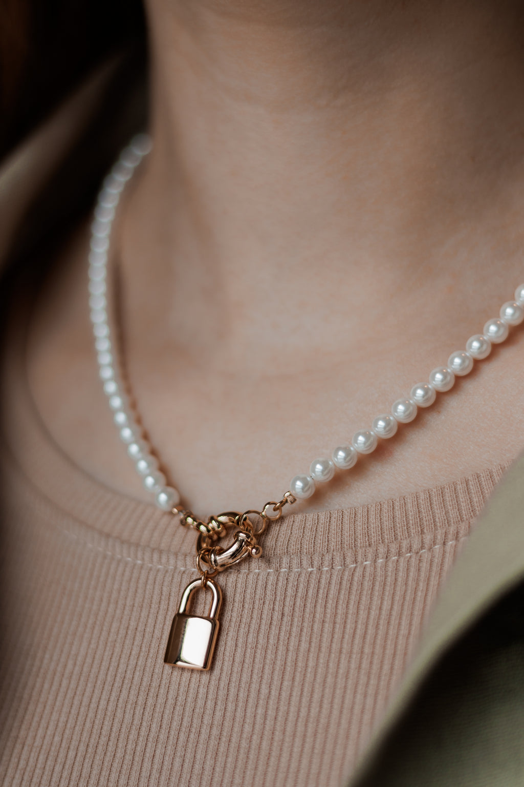 Sedy Jewelry Pearl Beaded Necklace with Gold or Rhodium Lock Pendant